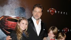 Ръсел Кроу заведе синовете си на премиерата на "Мъж от стомана"