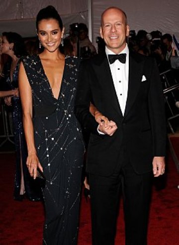 Брус не изпууска ръката на Ема. Никой мъж на негово място не би го направил, нали? Снимки: GettyImages/Guliver, W