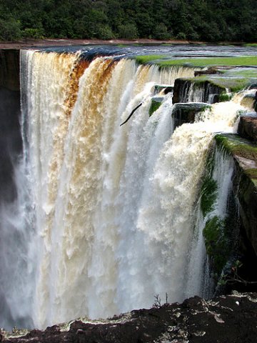 Снимка:southamericatourist.com; водопадът Кайетур, Гвиана