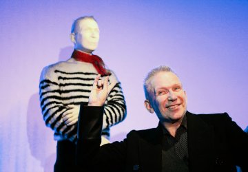 Жан Пол Готие пред манекена с негов размер и глас, който посреща посетителите на изложбата. Снимка:Oates Ritthichai за smartologie.com