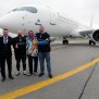 За първи път у нас: Двама силови атлети успяха поотделно да изтеглят новия Airbus A220 на „България Еър“