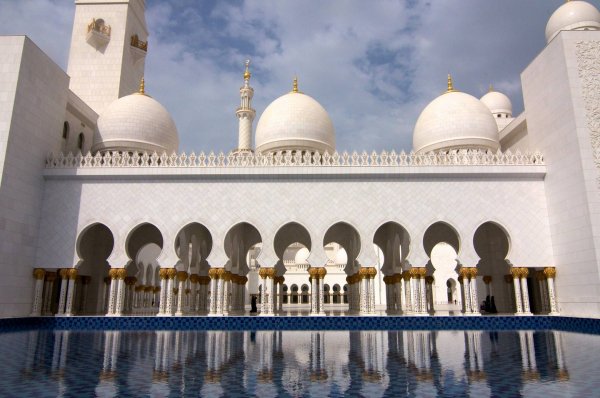 1. Шейх Зайед, Абу Даби, Обединени арабски емирстваТова е най-голямата джамия в Обединените арабски емирства и осмата по големина в света. Тя е построена в периода между 1996 и 2007 година и е ключово място за поклонение в страната.Снимка: Flickr/CIAMABUE