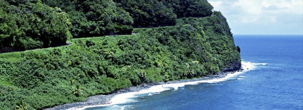 Снимка: raredelights.comМагистралата Хана, ХавайАвантюристите в Мауи винаги минават по пътя Хана. Той е дълъг 60 мили и започва от малкото селце Хана към останалата част на острова, като пътуването дава поглед на цялата красота на Хавай. Шофьорите минават през каскадни водопади, златисти плажове и зелена тропическа зеленина, но и през доста тесни и остри завои, както и през множество мостове. 