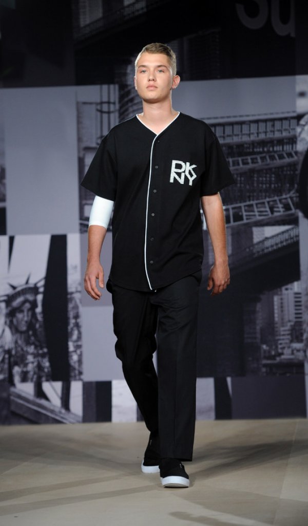 Синът на Джъд Лоу - Рафърти като модел на DKNY; Снимка: Getty Images