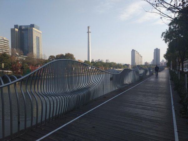 Мост, който всъщност е и пейка. Снимка: reddit