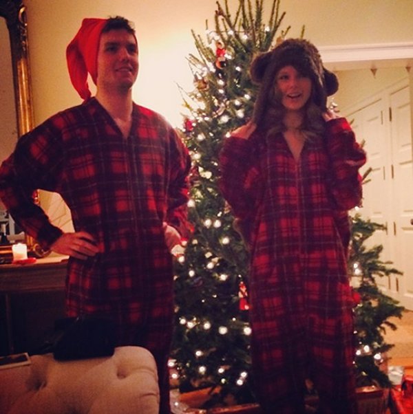 Тейлър Суифт с брат си Остин на Коледа 2013-та;  Снимка: Twitter
