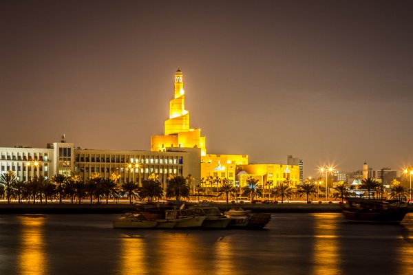 1. Катар – най-богатата страна в света и в АзияПървенецът в класацията Катар има население малко под 2 милиона души и брутен вътрешен продукт от 182 милиарда щатски долара. Държавата се намира в Персийския залив и нейна столица е Доха. Най-богатата страна в Близкия изток е изцяло зависима от петрола, тъй като той осигурява почти 85% от нейните приходи от износ. Банковото дело и туризмът са други области, в които Катар генерира пари.Снимка: Flickr