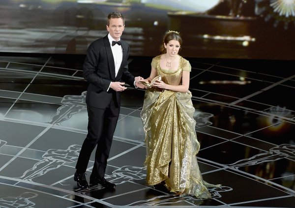 Aнна изпя песен на Оскарите заедно с водещия на церемонията  - Нийл Патрик Харис; Снимка: Getty Images