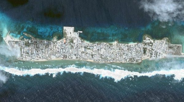 Снимка: amusingplanet.comИбей Това е най-гъсто населеният остров на атола Куаджалейн в Маршаловите острови. Разположен е върху 80 акра (360 000 m²) земя, а населението му е повече от 15 хиляди души.