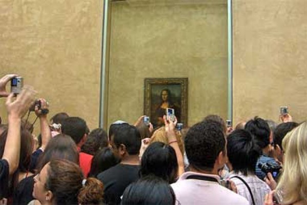 1. Мона Лиза – Париж, ФранцияПрез 16-ти век Леонардо да Винчи рисува една усмихната жена и това се превръща в най-известната картина в света. Помещаваното в Лувъра произведение на изкуството определено е един от задължителните акценти при посещението на Париж.Какво обаче се случва, когато се озовете там? Няма как да сбъркате мястото с картината – тълпата от хора винаги е там. За да зърнете отблизо Мона Лиза трябва да сте достатъчно настоятелен и решителен. Понякога се налага дори да включите и физическа сила, като си проправяте пътя с помощта на лакътя ви. Накрая, когато сте пред картината имате отрицателно време да си направите снимка, на която обаче със сигурност ще има още много други хора, които се опитват да направят същото като вас.Снимка: bootsnall.com