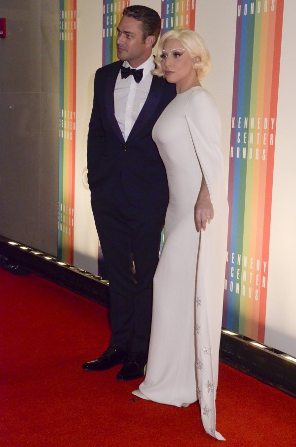 Лейди Гага и Тейлър КиниСпоред слуховете тази есен двойката се е сгодила в италианския ресторант на бащата на певицата в Ню Йорк. Певицата и актьорът са заедно от 2011-та.Снимка: Getty Images 