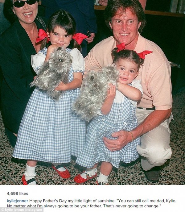 Сестрите Кайли и Кендъл Дженър поздравиха баща си Брус (който наскоро смени пола си и стана Кейтлин) с тази снимка. Той пък им обеща за тях да си остане "татко". Снимка; Instagram