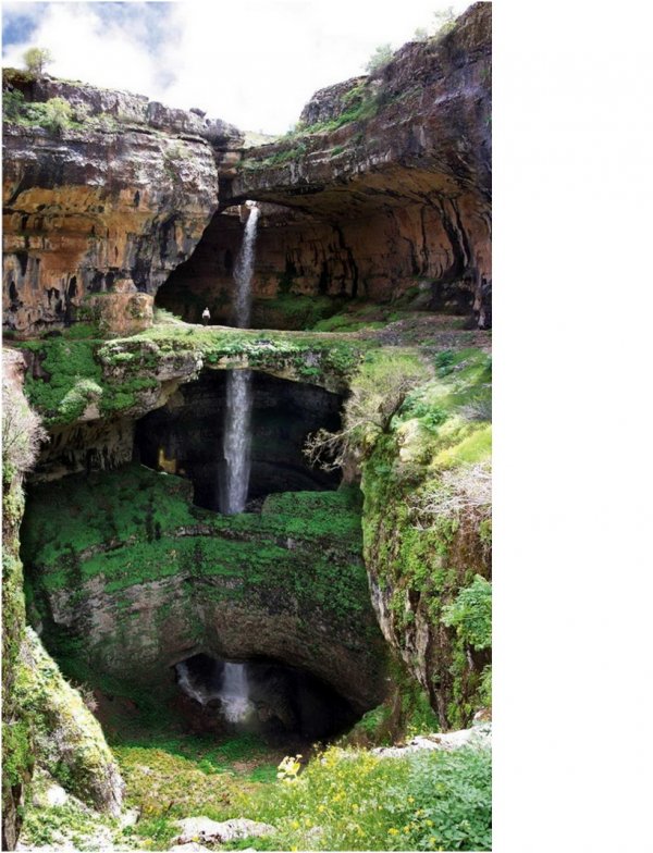 Снимка: myrandomstuff.seBalaa Sinkhole, ЛиванРазположена в северната част на Ливан, тя е дълбока около 250 м. Най-изумителното нещо за тази дупка е естественият водопад, който с течение на хиляди години е успял да пробие едната страна на дупката и е образувал три натурални моста, разположени един над друг.