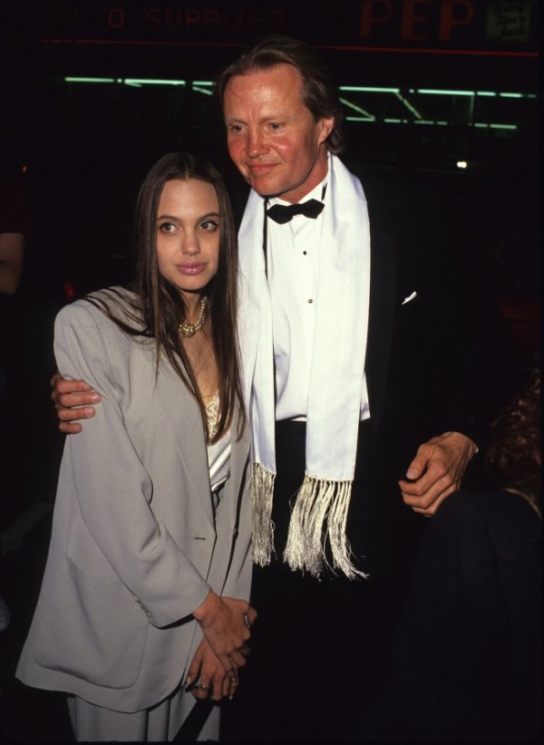 Анджелина Джоли с баща си Джон Войт през 1990 г.; Снимка: pinterest