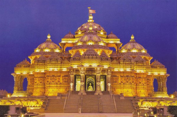 1. Прекрасният храм Акшардам се намира в южната част на Делхи и представлява огромен комплекс, който съчетава в себе си хилядолетия от индийската и хиндуистиката културна духовност. Акшардам е проектиран от 7000 занаятчии. Основният паметник е широк 96 метра, 109 метра дълъг и висок 43 метра. Храмът е особено впечатляващ вечер, когато хиляди светлини го осветяват. Особено интересна атракция са пеещите фонтани, намиращи се в комплекса.Снимка: designscene.net