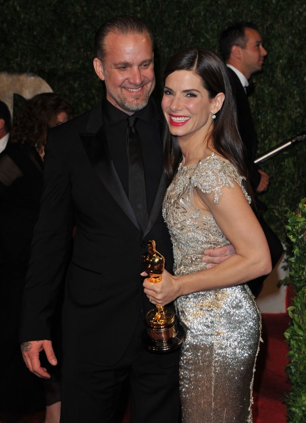 Сандра с неверния си бивш съпруг Джеси Джеймс при награждаването ѝ с Оскар през 2010 г.; Снимка: Getty Images