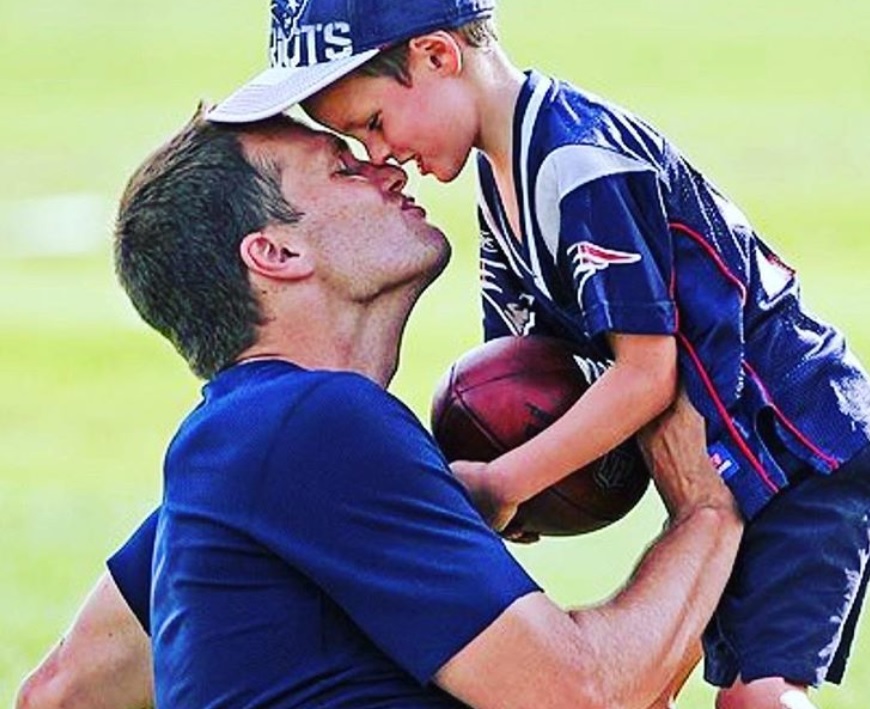 Поцелуй отец сын. Том Брэди Kiss. Том Брэди поцелуй. Tom Brady son.