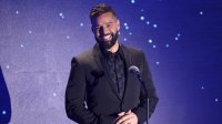 Рики Мартин разгорещи страстите, позирайки само по кърпа