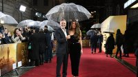 Рицар без броня: Джордж Клуни джентълменски държа чадър за съпругата си Амал