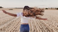 7 прически на дълги пластове, които звездите обожават