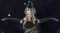 Мадона на 64 – целува две жени и моли феновете за подаръци
