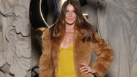 Никола Саркози в затвора, съпругата му Карла на ревюто на Saint Laurent