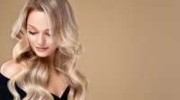 Цвят бадемово мляко – магията в косите за новия сезон