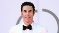 49-годишният актьор Саша Барън Коен излиза с 27-годишен модел от OnlyFans