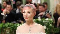Къса и розова коса: Мишел Уилямс продължава да залага на пастелното пикси 