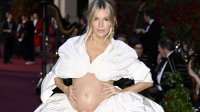 Дръзка: Бременната Сиена Милър открадна шоуто на Vogue с оголения си корем