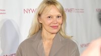 Памела Андерсън показва какви плодове и зеленчуци отглежда в градината си
