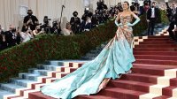 Висша мода в двореца: Звездни рокли от Met Gala на изложба в замъка Кенсингтън