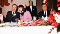 Тъжният костюм – историята на розовия тоалет на Джаки Кенеди, който тя носи при убийството на съпруга ѝ