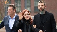 Рядка семейна поява – Присила Пресли пристигна в Германия със сина си Навароне
