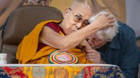Будист завинаги – Ричард Гиър разцелува Далай Лама по случай 90-ия рожден ден на духовния лидер 