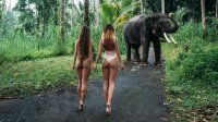 Говорещата със слонове – новата фотосесия на Алекс Богданска в Тайланд 