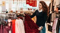 Петте въпроса, които да си зададете преди купуването на нови дрехи