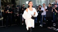 Секси: Звезди в минирокли и високи над коляното ботуши