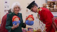По стъпките на кралицата: Камила раздаде мечета Падингтън в детска градина