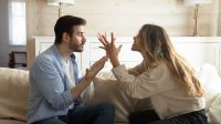 11 психологически игри, които мъжете играят с жените във връзките