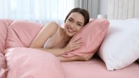 Спящата красавица – какви са ползите от спането върху копринена калъфка
