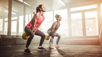 7 упражнения с пудовки, които да включите в тренировката си за сила