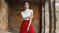 Най-стилните начини да носите дълга плисирана пола през новия сезон