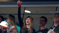 Тейлър Суифт аплодира новия си любим, Травис Келси, в компанията на звезден антураж