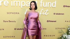 Видение в лилаво – Селена Гомес сияе в лилава минирокля на събитието на Rare Beauty