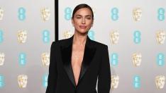 Блуза за 2000 и панталонки за 20 долара: Това го може само Ирина Шейк