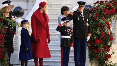 Обединено семейство – принцеса Шарлийн и принц Албер позират с близнаците си