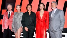 От плуване с акули до скачане с парашут – подаръците на Том Круз към колегите му