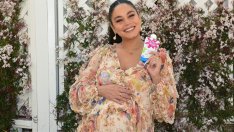 Мода за бременни – Ванеса Хъджинс посрещна пролетта с прекрасна рокля