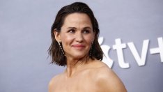 Дженифър Гарнър предложи обувките си на бездомен човек